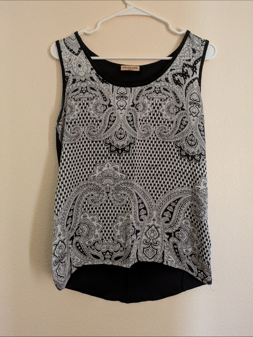 cha cha vente Black & White Paisley Sleeveless Camisole
